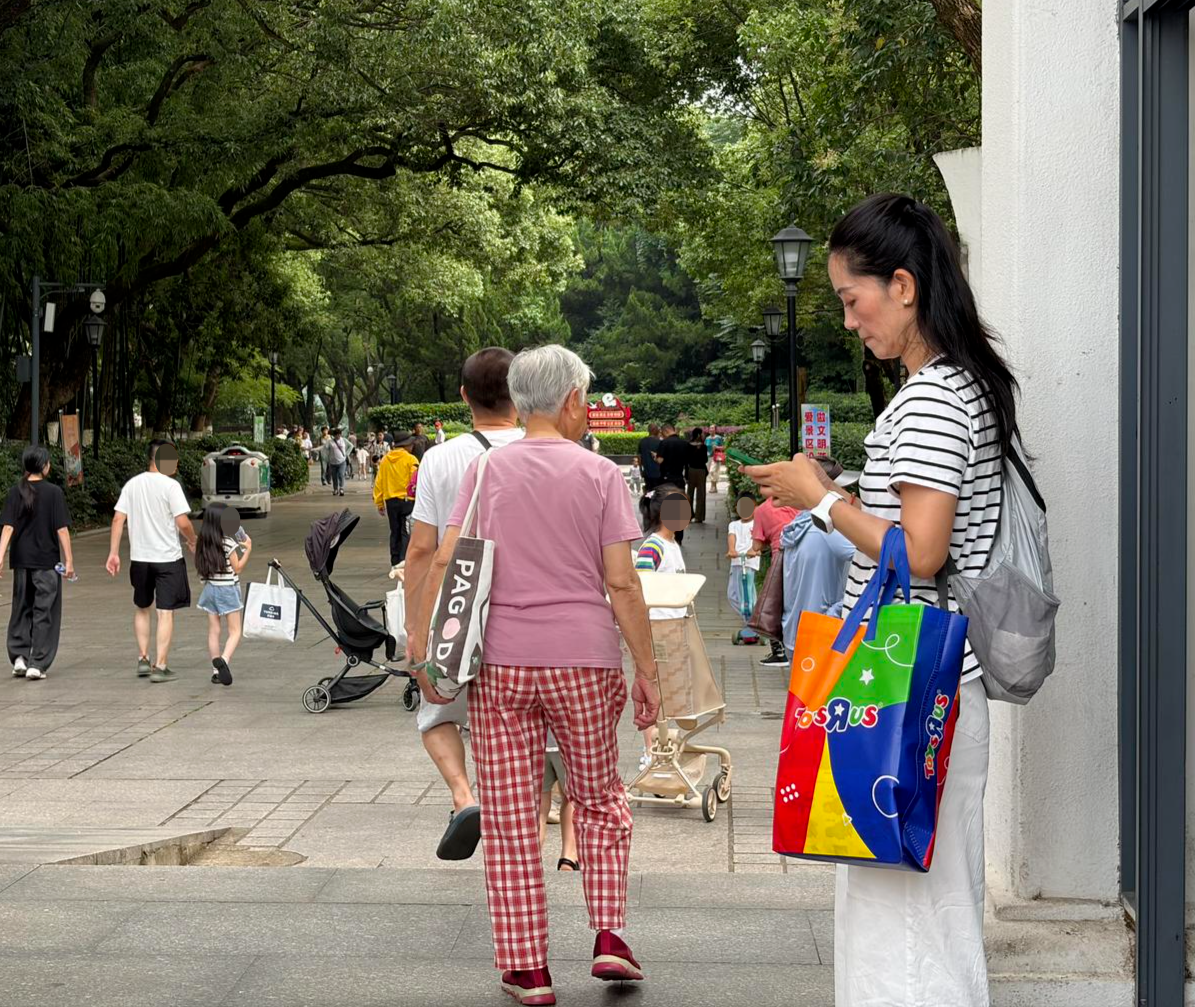 一位母亲没能送出的儿童节礼物：离婚诉讼期间生父当街抢走两岁孩子，被拘留15日仍不送还