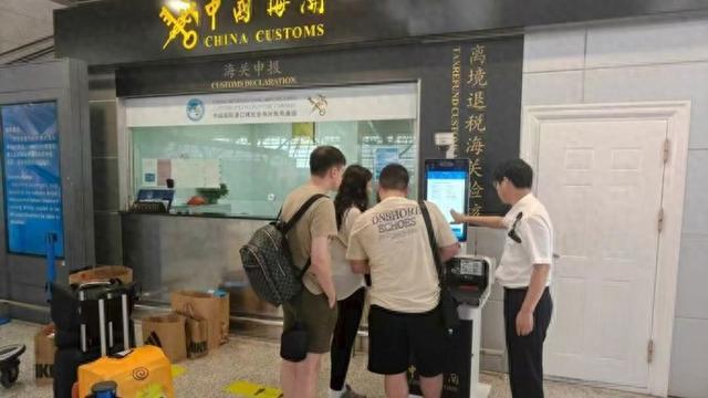 两分钟验核十几件免税品！上海机场这台“会翻译”的智能终端有点神
