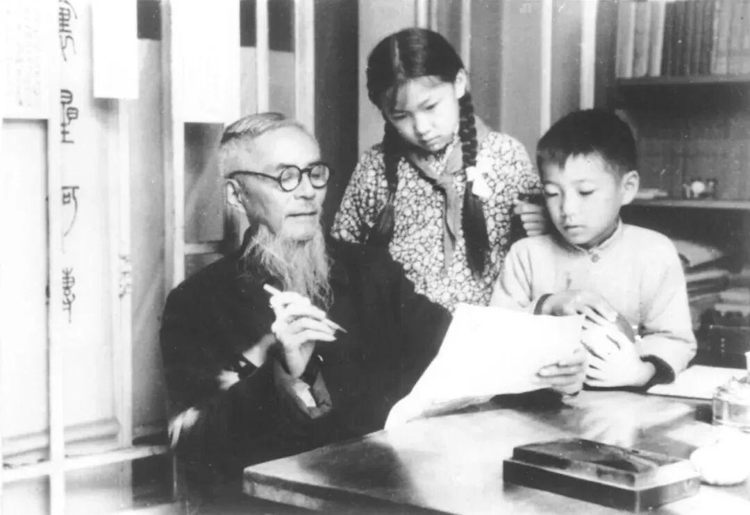 1962年丰子恺教外孙们作画