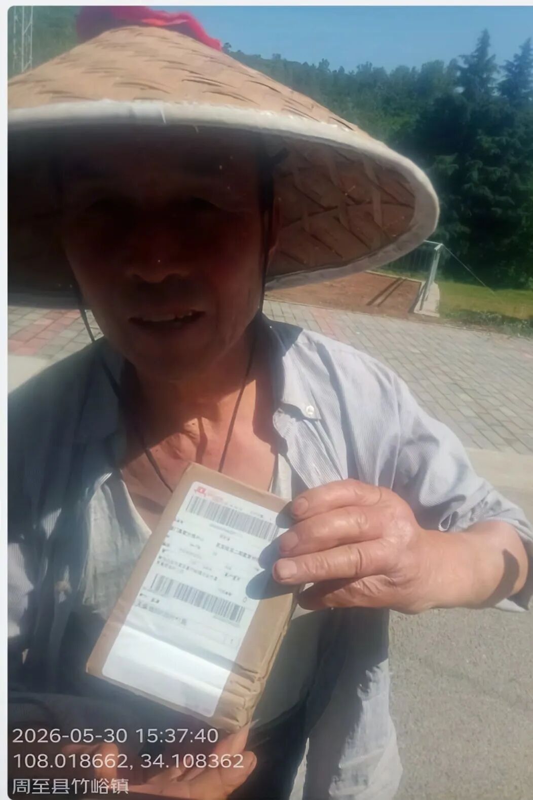 泪目！快递送达照片拍到爸爸，千里外女儿失控落泪，网友共鸣晒图！