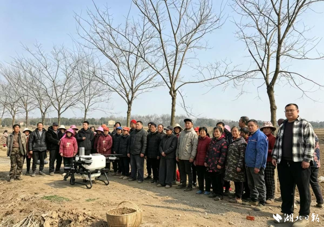 王瑞杰（右一）和村民在一起。（受访者供图）