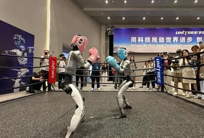 6月2日，宇树科技人形机器人在浙江杭州进行拳击对抗。张斌 摄