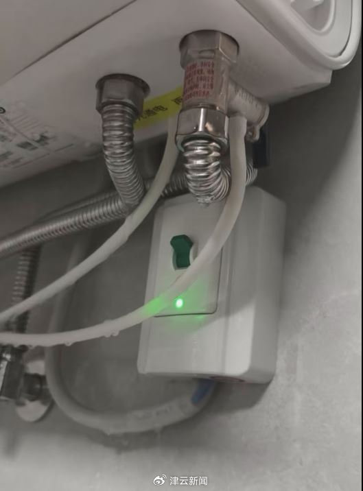 美的热水器无故漏水 七旬老人滑倒致腰椎骨折