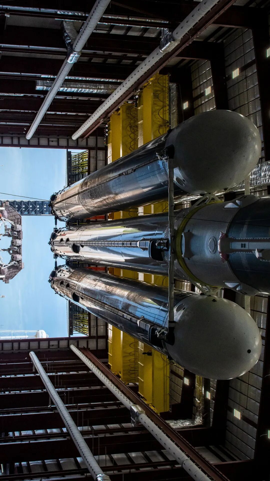 ▲停放在机库的猎鹰重型火箭（横屏，图：SpaceX）