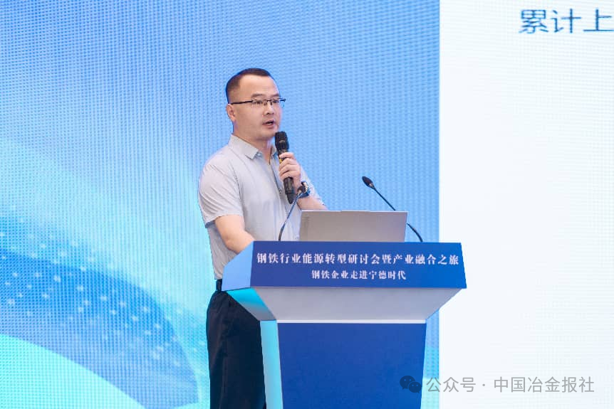 图为李亚菲