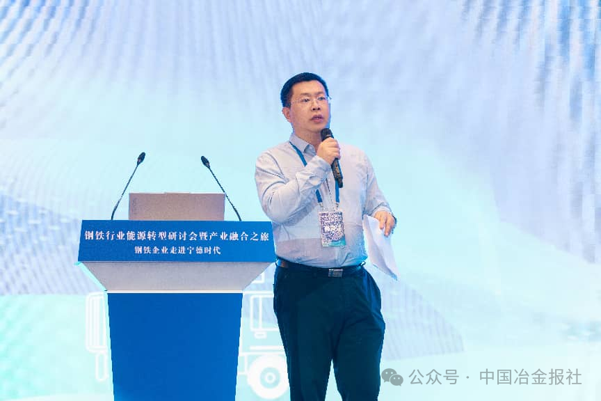 图为冯超主持会议
