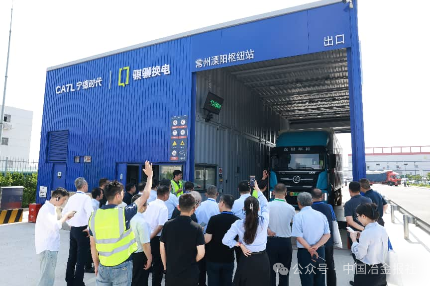 图为参观调研现场