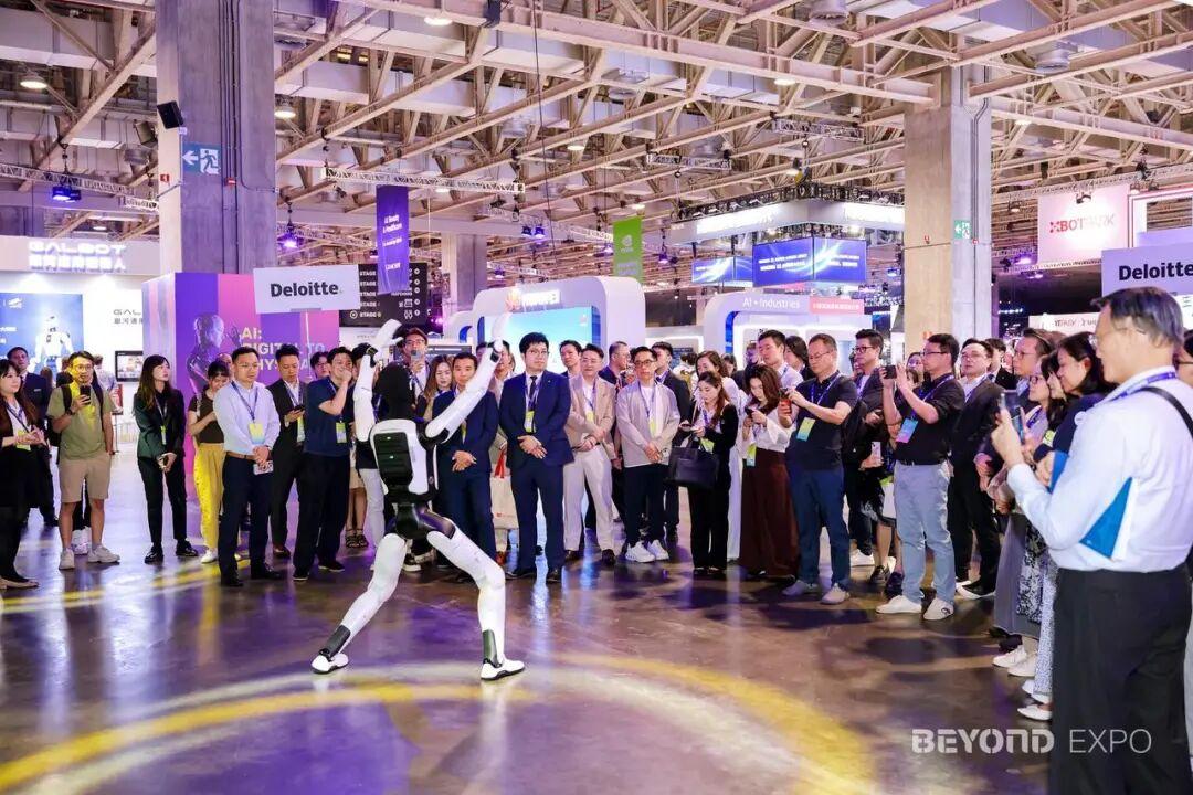 展会现场 正在跳舞的智元机器人与围观人群  来源：BEYOND Expo官方