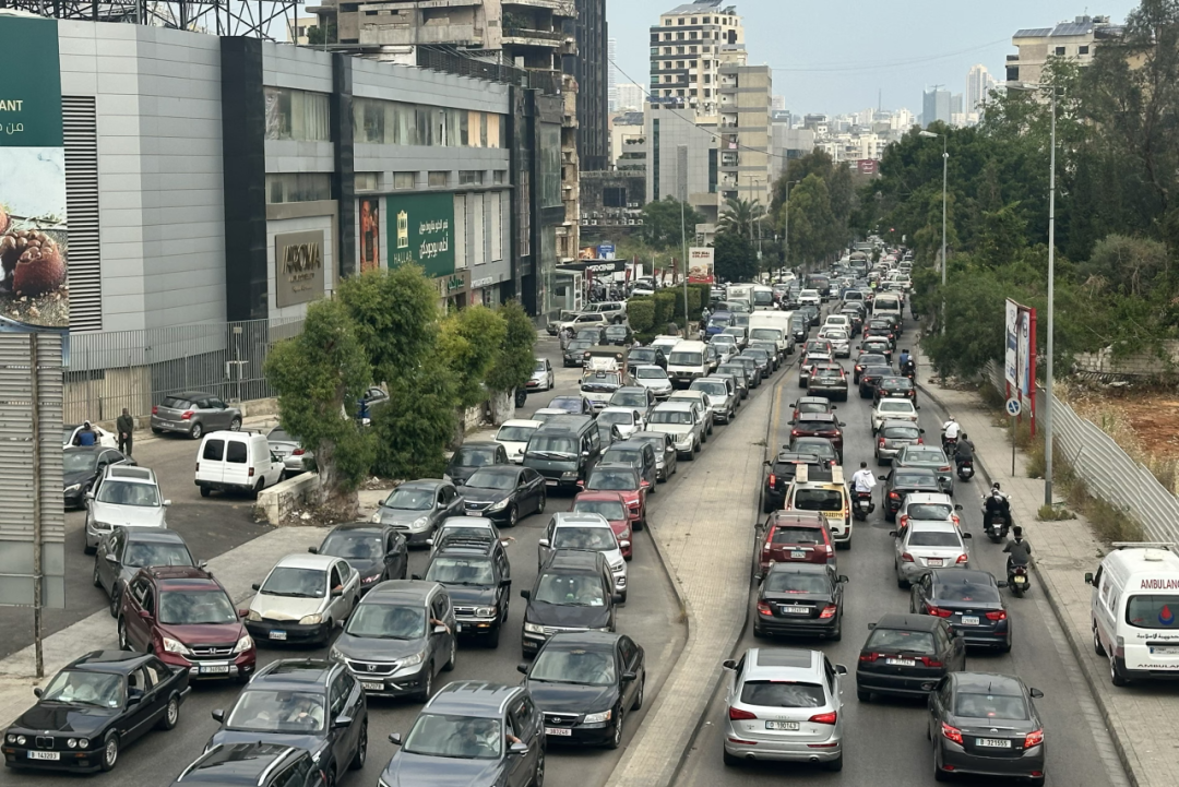 ▲ 6 月 1 日，在以色列宣布将对贝鲁特南郊达希耶（Dahiyeh）地区实施空袭后，当地道路交通严重拥堵（图源/卫报）