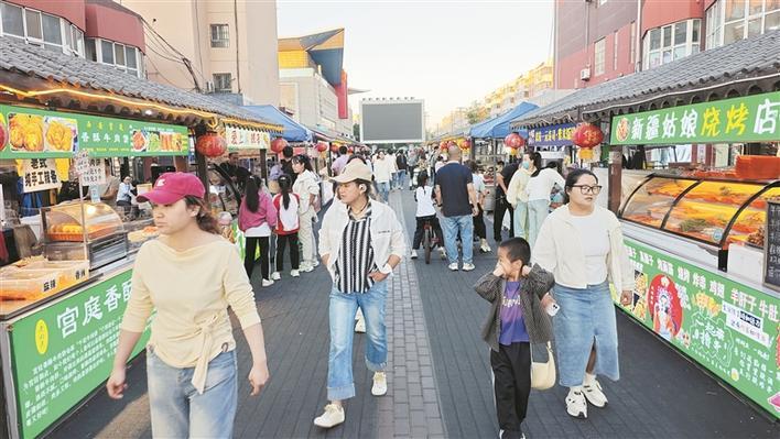 5月31日傍晚，六师五家渠市天山南路步行街热闹非凡，市民在逛夜市、品美食。杜仪 摄