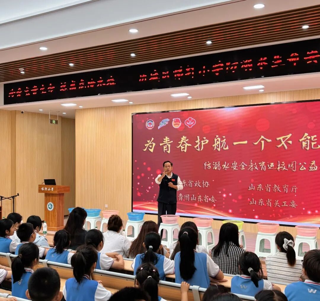 ▲王和新在小学开展防溺水安全教育主题宣讲。