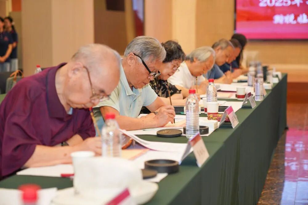 图为陕西师范大学毛笔书写录取通知书现场。新华社发