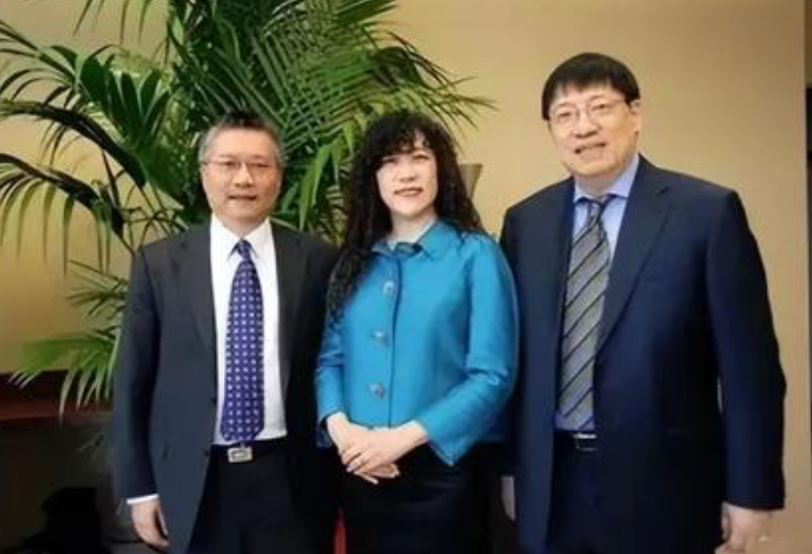 ▲芯原股份老总戴伟民（右）和Marvell创始人戴伟立（中）是兄妹