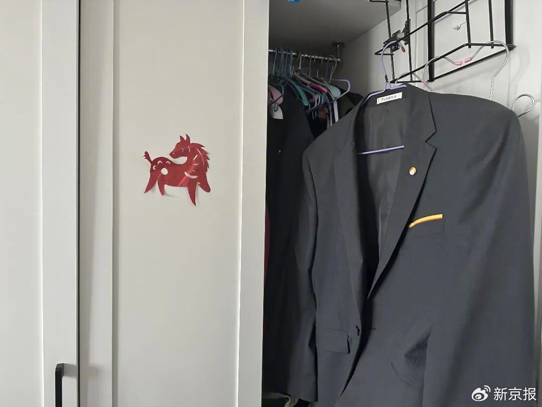 今年过年，文东军将女儿的小马剪纸带回北京贴到了他的出租屋衣柜上。新京报记者 李冰洁摄