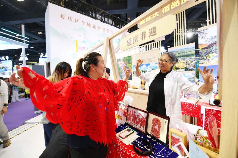 在延庆展区,市民体验非遗项目。新京报记者 陶冉 摄