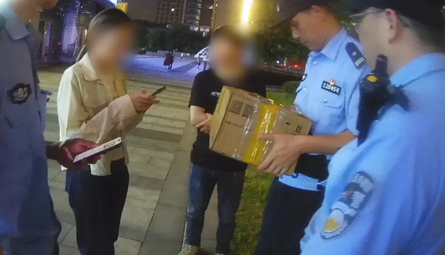 ▲民警劝阻受害人将手机寄出 