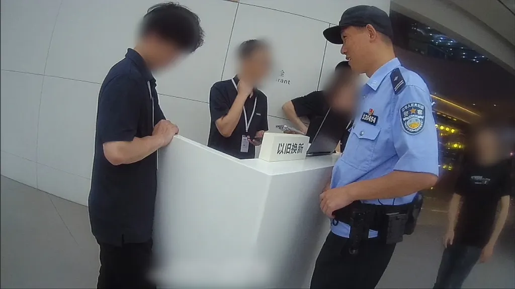 ▲民警与手机店员沟通给受害人退款 