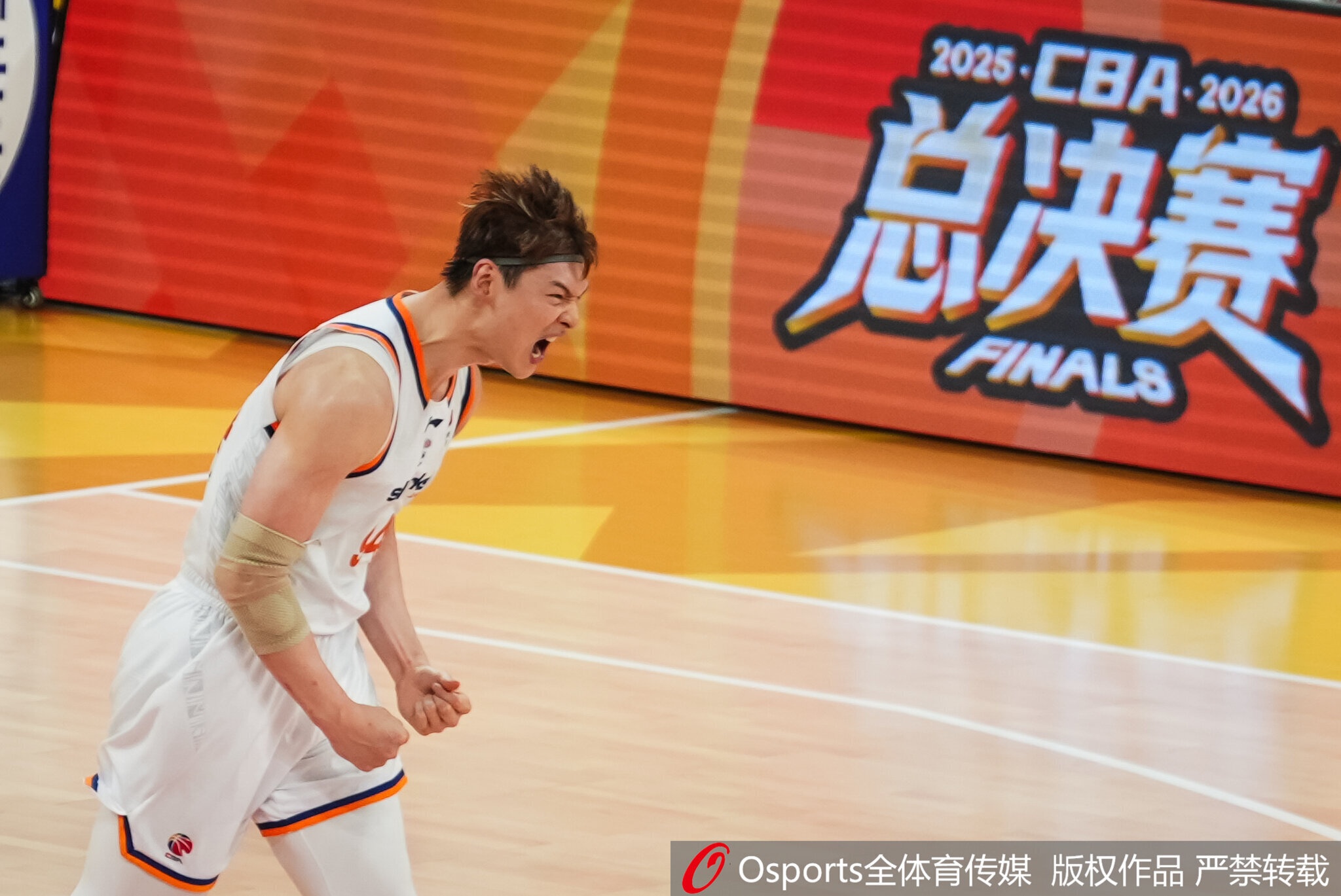 王哲林非打封闭出战！媒体人致歉：大王说是打球疼 不是打封闭疼