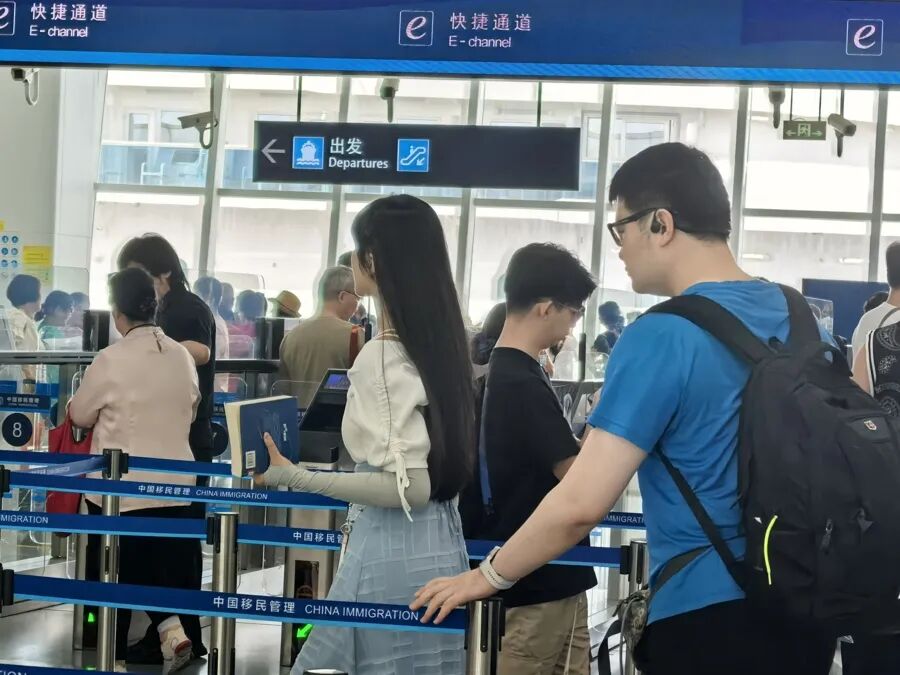 14时许，大批年轻游客陆续抵达码头办理手续。 李宝花 摄