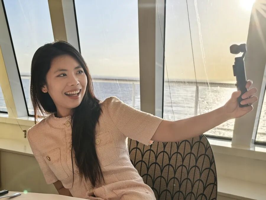 游客在邮轮上自拍。 李宝花 摄