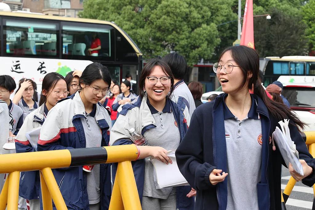 高考首日，这些瞬间让人印象深刻