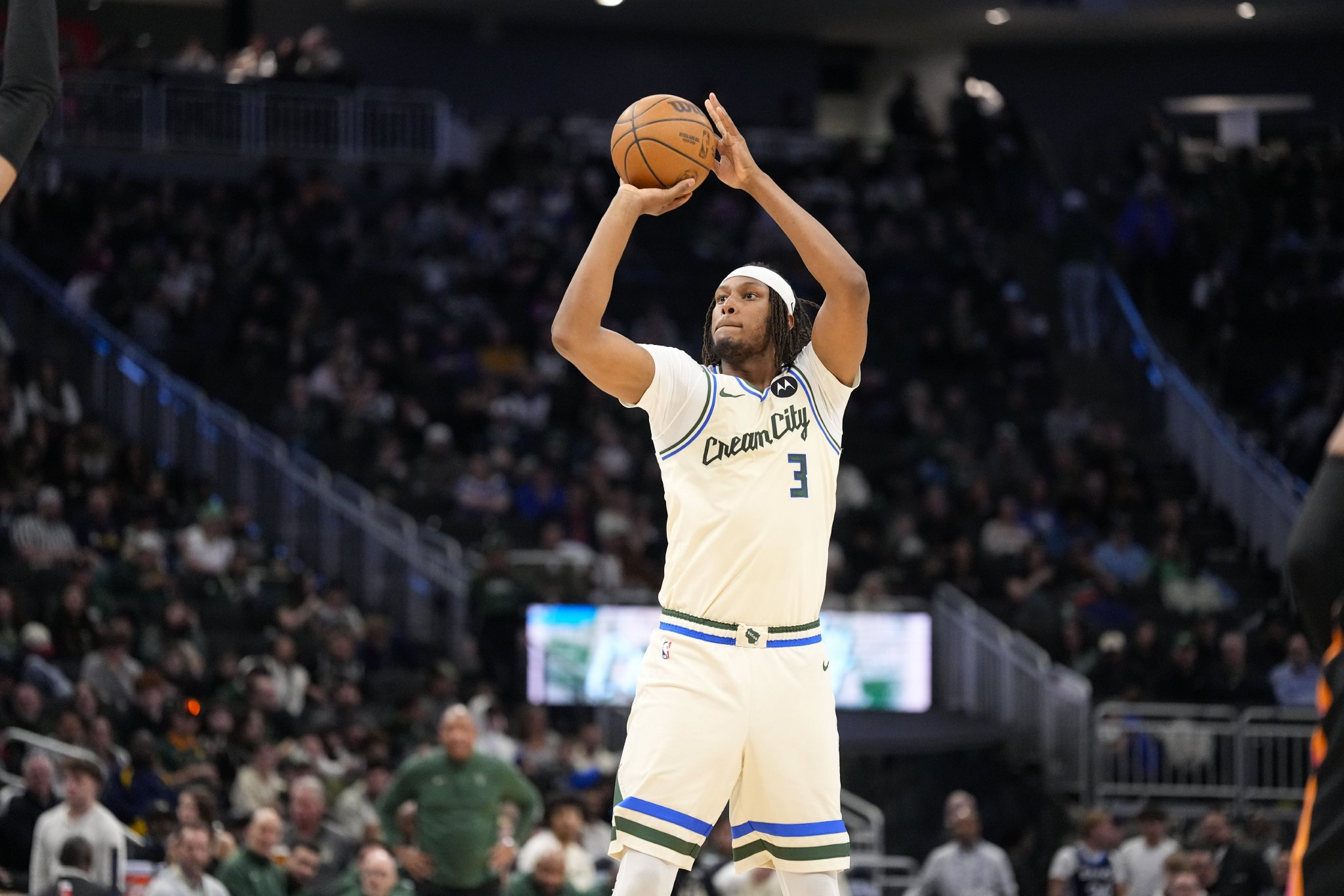 雄鹿对特纳可能的4种交易：送去湖人换艾顿和范德彪可腾出空间