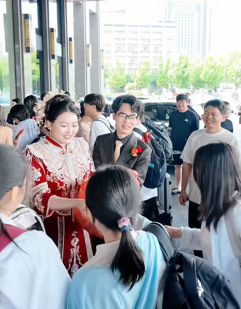喜结良缘遇金榜题名！接亲偶遇高考考生，新人请孩子和家长吃喜糖，双方互送祝福