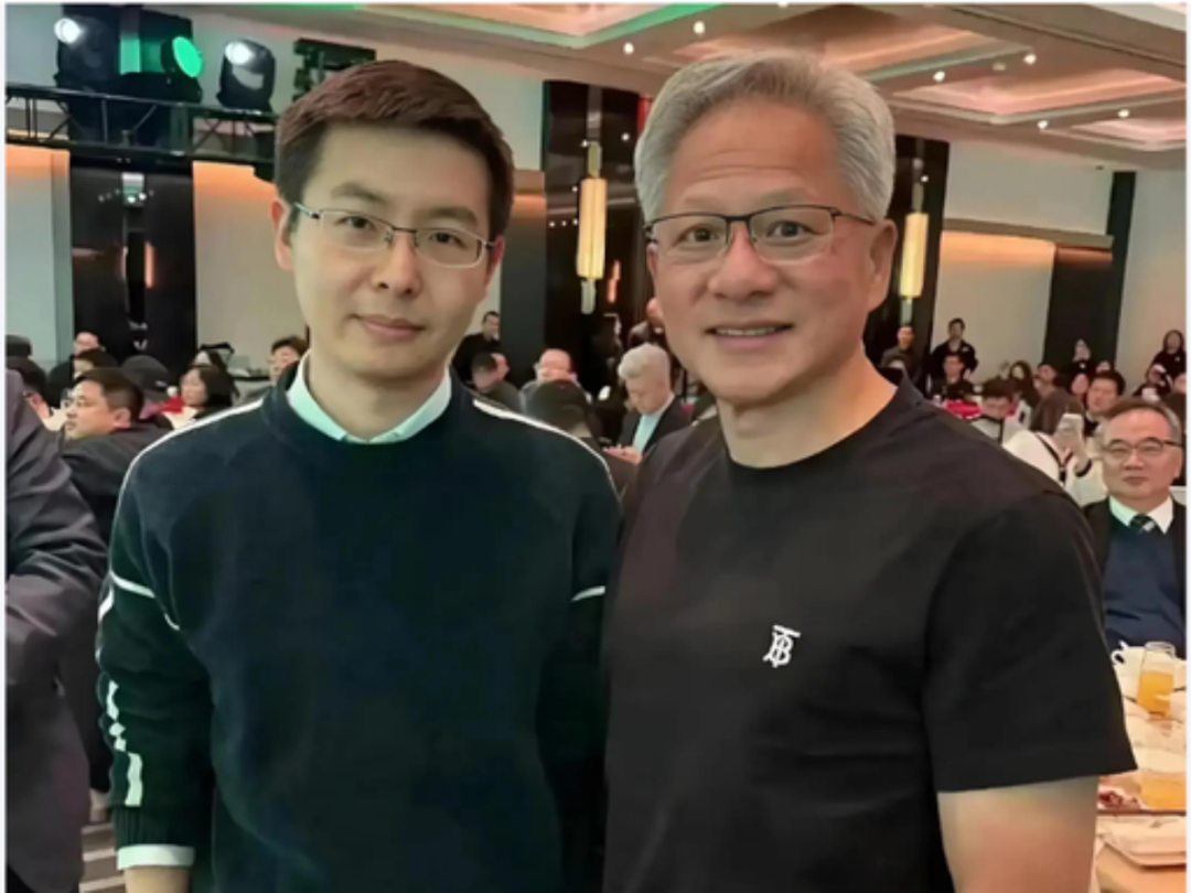 （早在2025年1月，英伟达北京年会晚宴圆桌席间，两人私下会面曾留影）