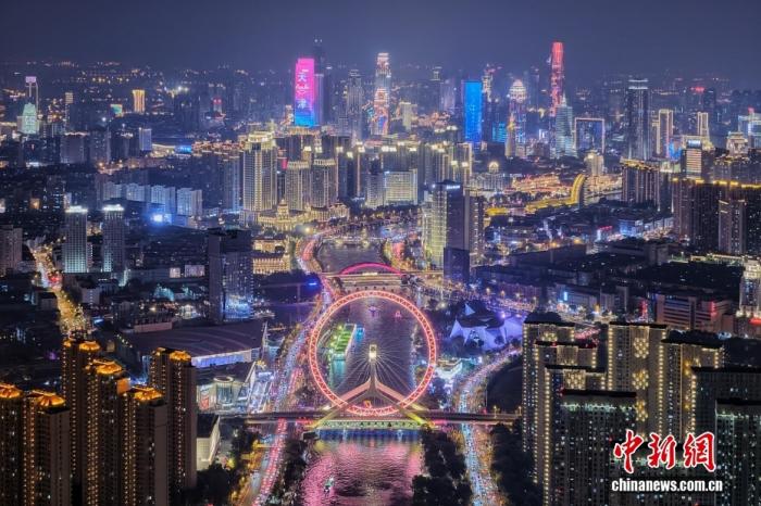 　　图为航拍天津之眼摩天轮海河夜景及楼宇主题灯光。(无人机照片)中新社记者 佟郁 摄
