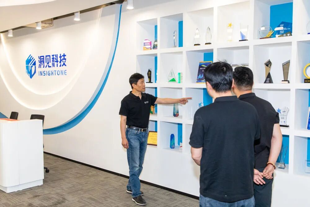 洞见智慧科技有限公司创始人姚明介绍公司情况。新华社发（高盟摄）