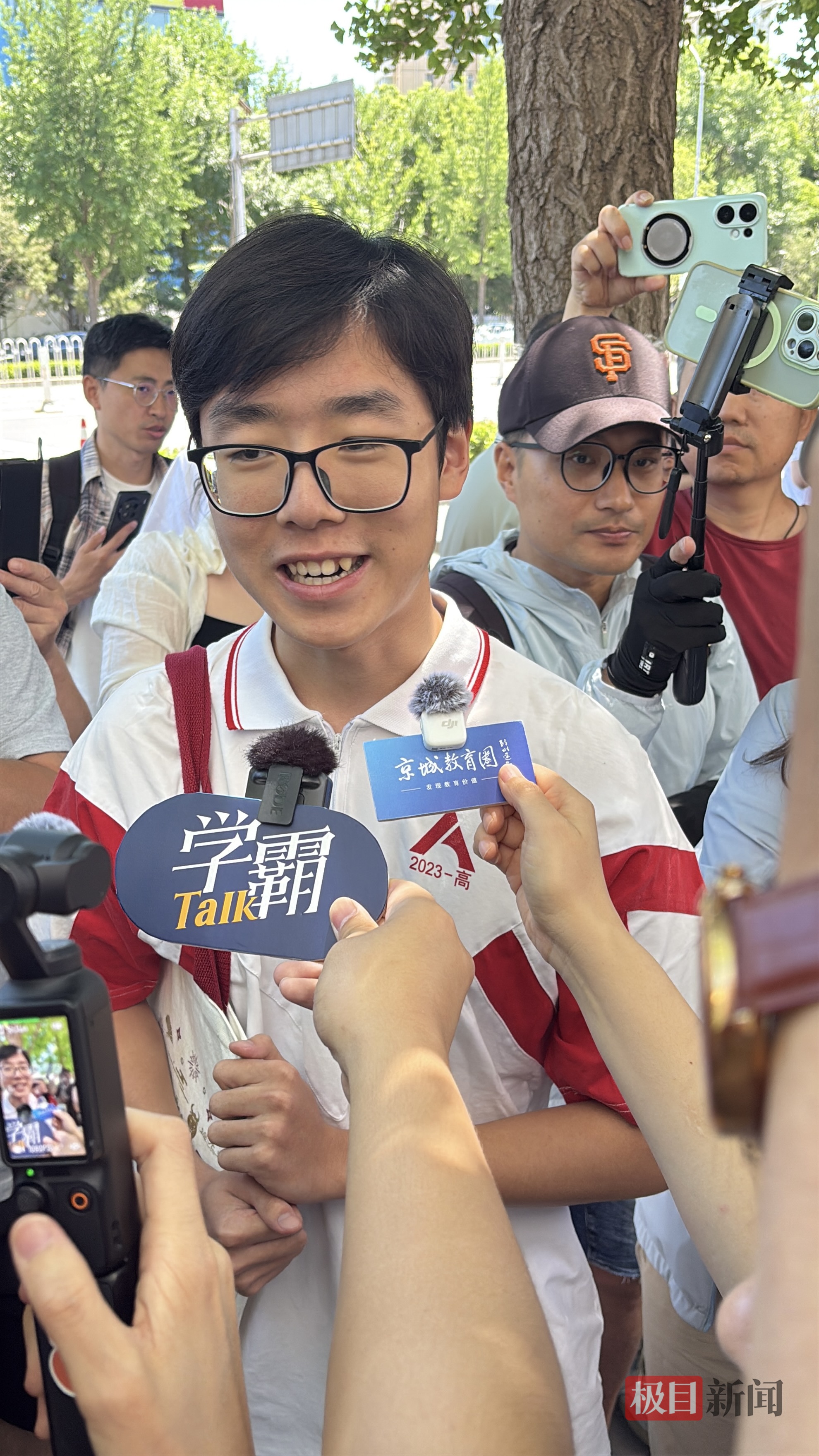 北京人大附中首位出考场男生：作文选了AI方向，目标清华大学