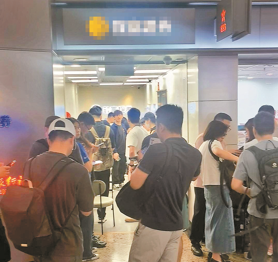 港商记者到西九高铁站和尖沙咀一带的证券行了解,现场有大量拉着行李箱的内地客排队开户。 记者 万家成摄