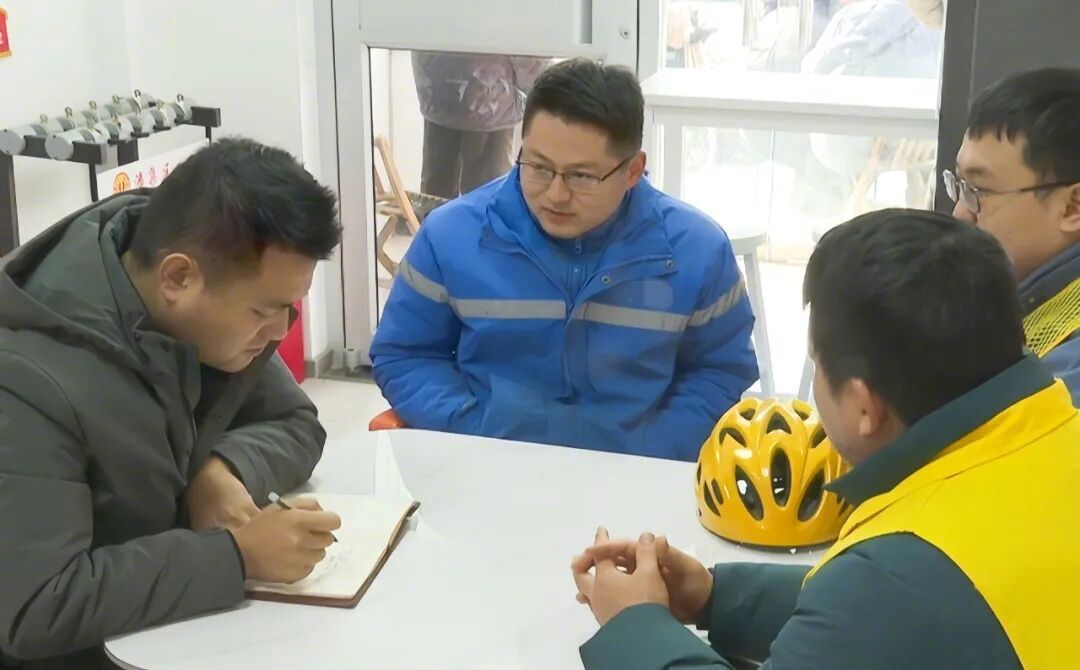 张兵代表（左一）走访快递点，收集意见建议。