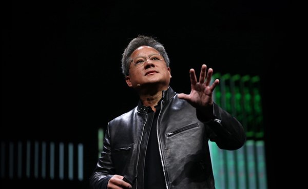 黄仁勋化身股神教你赚钱：AI不是泡沫 越跌越要抄底买
