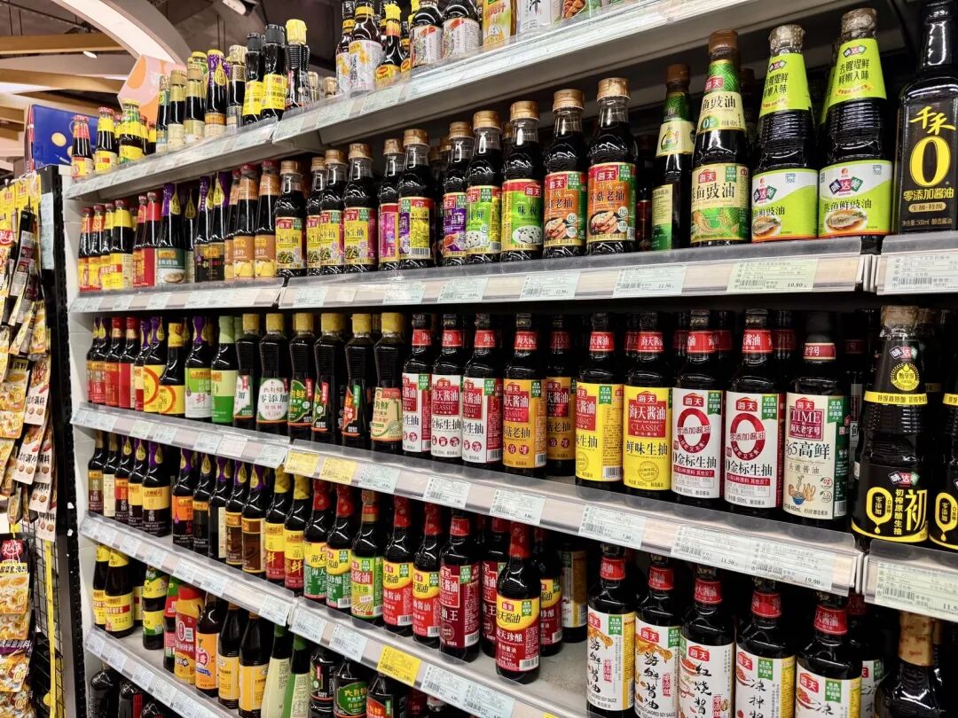 超市架上的酱油产品 左宇/摄