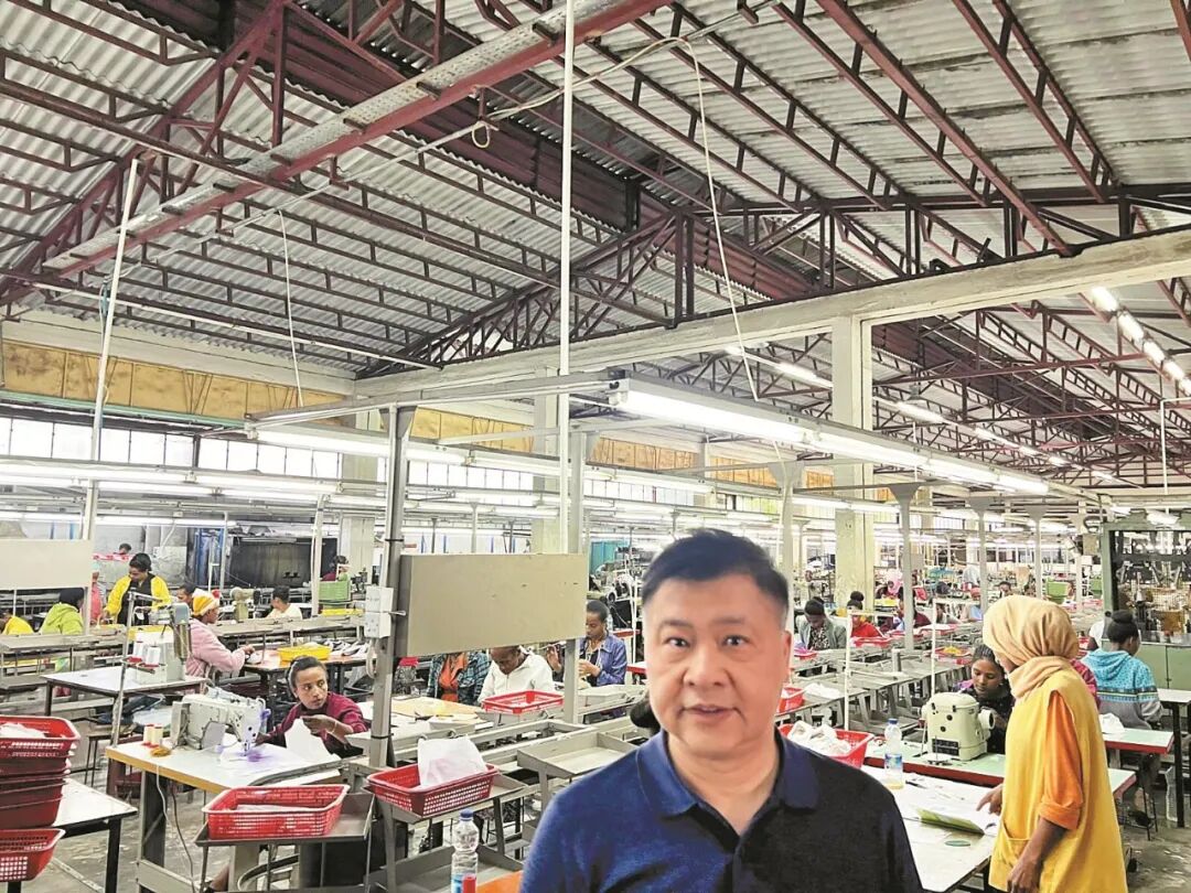 梁日昌在非洲工厂留影。受访者供图