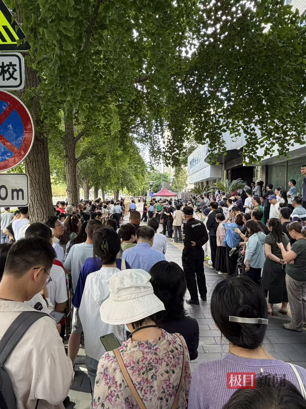 北京高考英语结束，人大附中考点考生：考完想去天津旅游，目标是西南大学