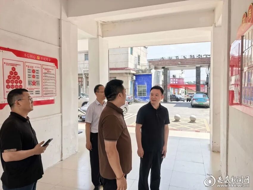 △途中，何朝晖还来到万宝镇人民政府，现场抽查值班值守等工作