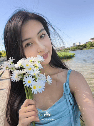 值得注意的是，荣耀600 Pro的前置镜头也是4K超清Live，小姐姐的容貌和身后的背景显得都非常细腻。