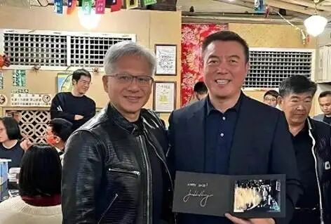 图为陈涛与黄仁勋在台北“兆元宴”上的合影