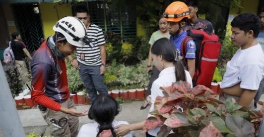 菲律宾地震已造成15人死亡，海啸最高1.4米！亲历者：想躲桌子下却被晃了出来
