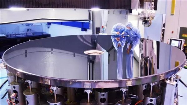 科研人员检查4米量级高精度碳化硅非球面反射镜表面情况 | 中国科学院长春光学精密机械与物理研究所
