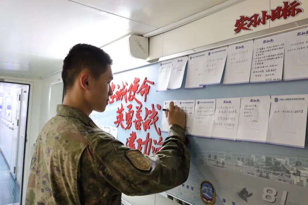 ▲学员在目标墙写下实习目标