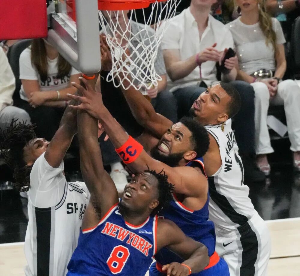 视频曝光：特朗普现身尼克斯主场观战NBA总决赛，现场嘘声四起，特朗普微笑回应