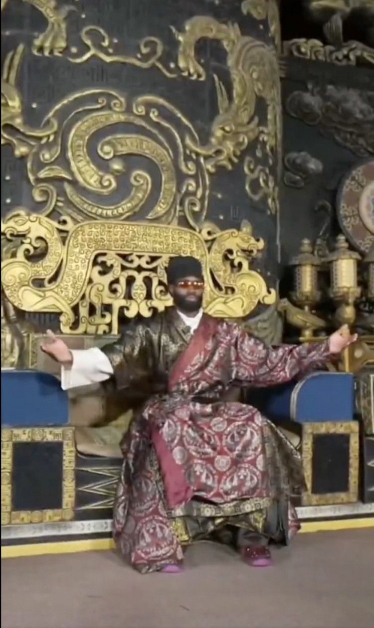 级别差得挺多美媒晒图：文班去中国当和尚 杰伦·布朗当皇帝