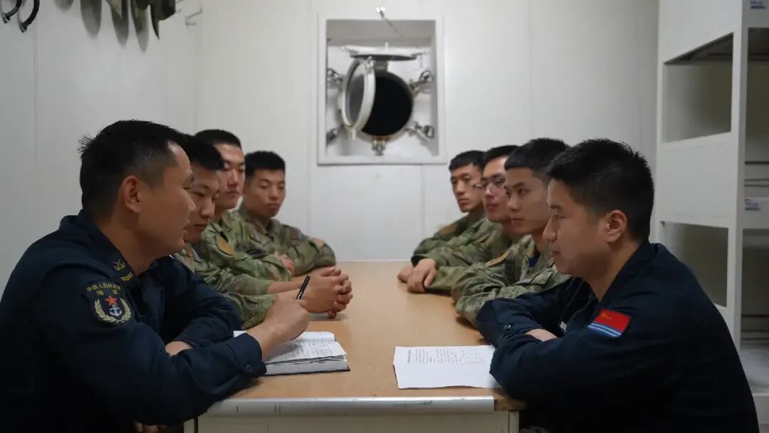 ▲舰艇官兵与学员座谈，相互交流心得