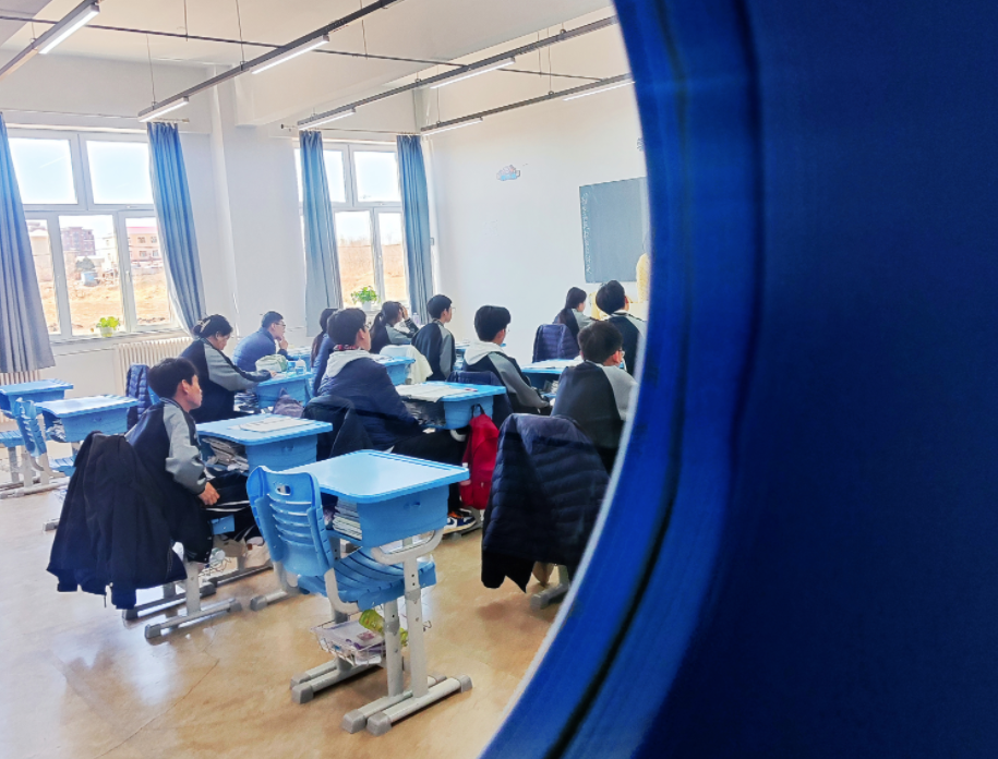 学校内有学生正在上课。 李洪涛/摄