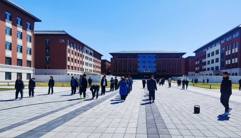 民办学校"早产"办学 长春市双阳区崇文综合高中被指欺骗招生(图3) 学生们正在楼体间的空地上做运动。 李洪涛\摄
