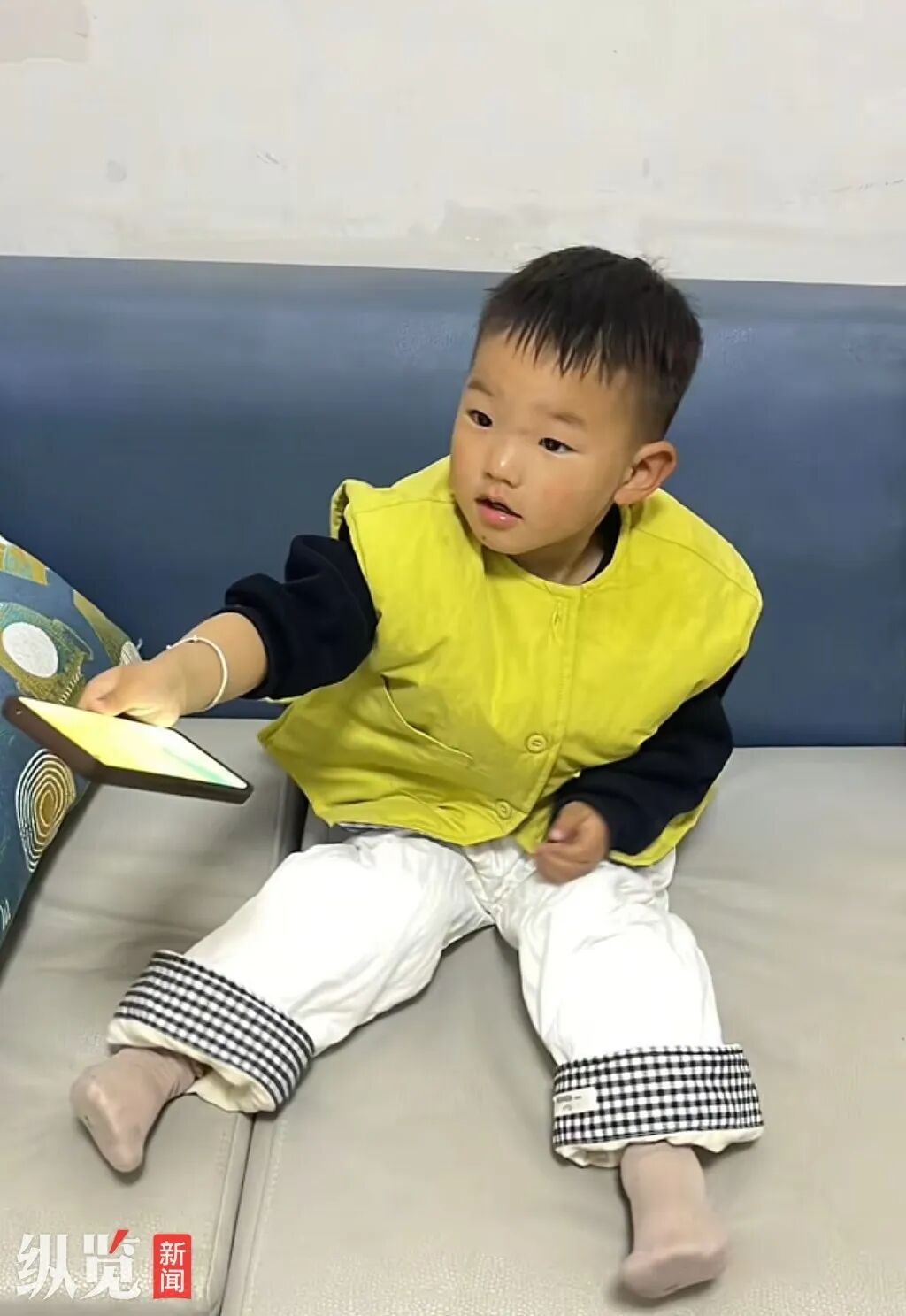 河南开封3岁男童在家门口失踪超12小时！周围无监控，50米外可从铁网缺口下到河里，当地正紧急寻找