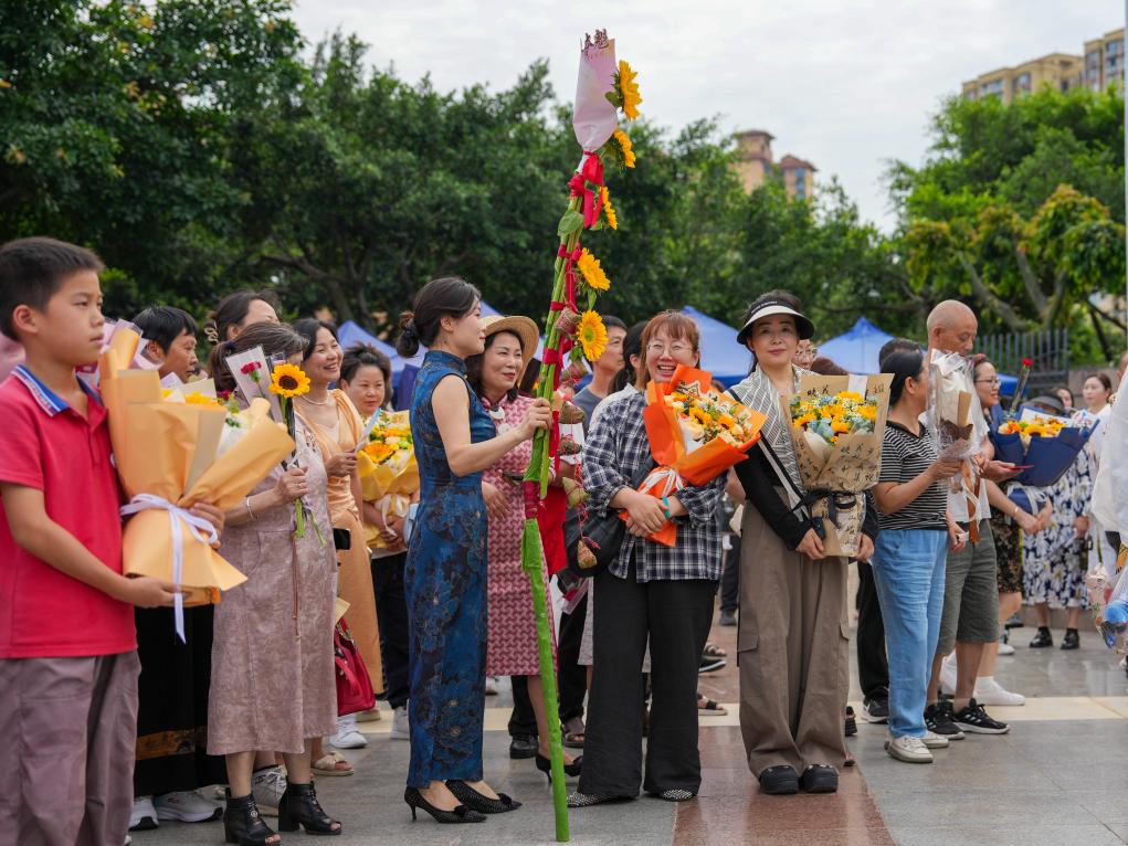   6月9日，在四川德阳什邡中学考点，家长等待考生走出考场。新华社记者 胥冰洁 摄